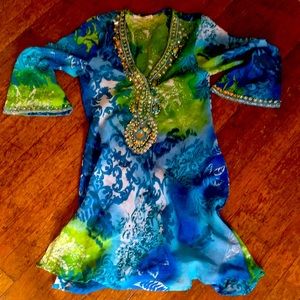 This is a beautiful lightweight dress shirt for warm weather